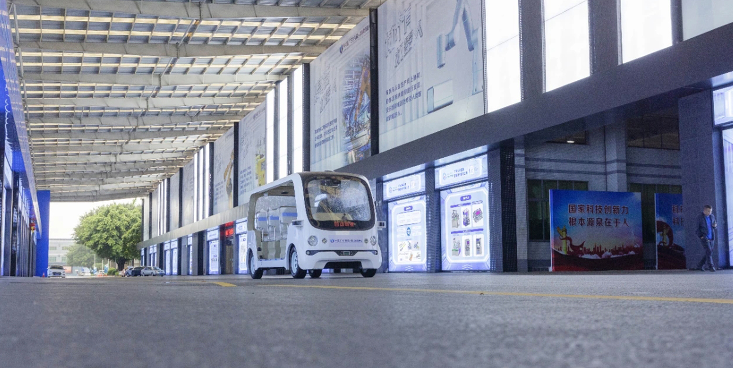 机器人集创中心   无人接驳车案例详情01.jpg