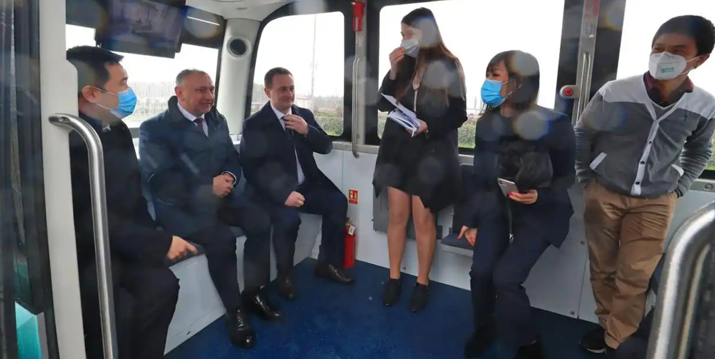 欧洲中白工业园   无人接驳车案例详情01.jpg