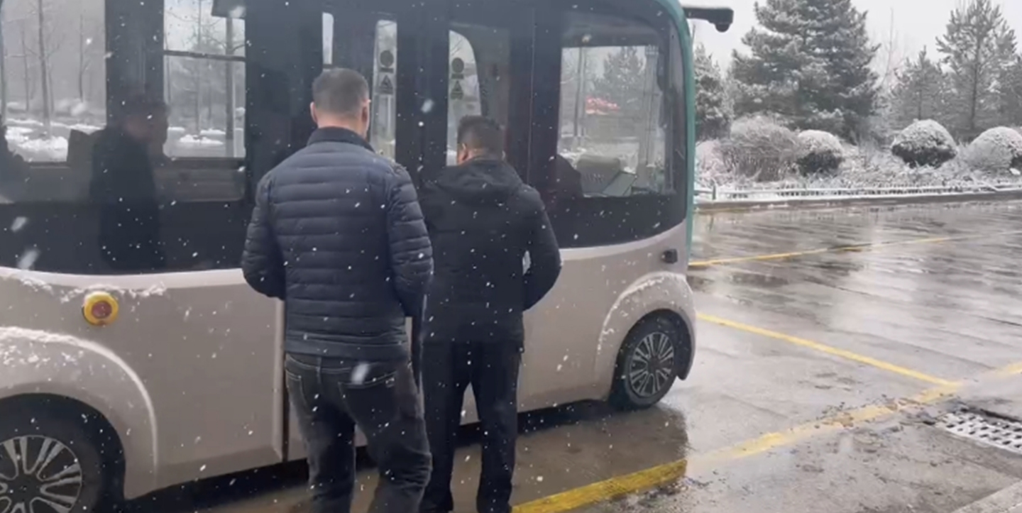 榆林矿区 无人接驳车案例详情01.jpg